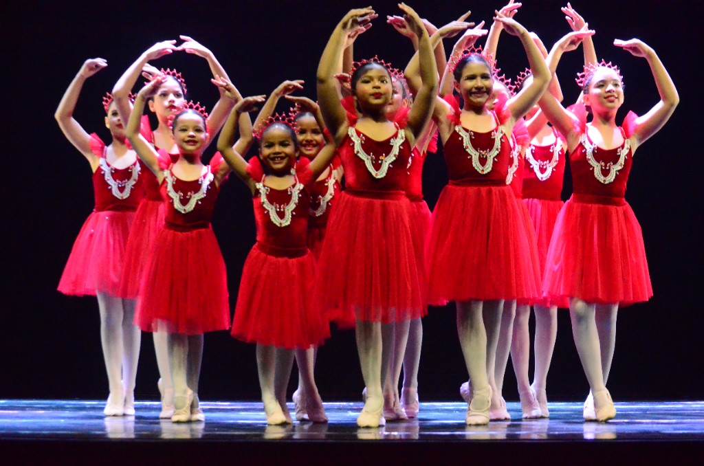 Bailarinas em apresentação no Dança Carajás Festival