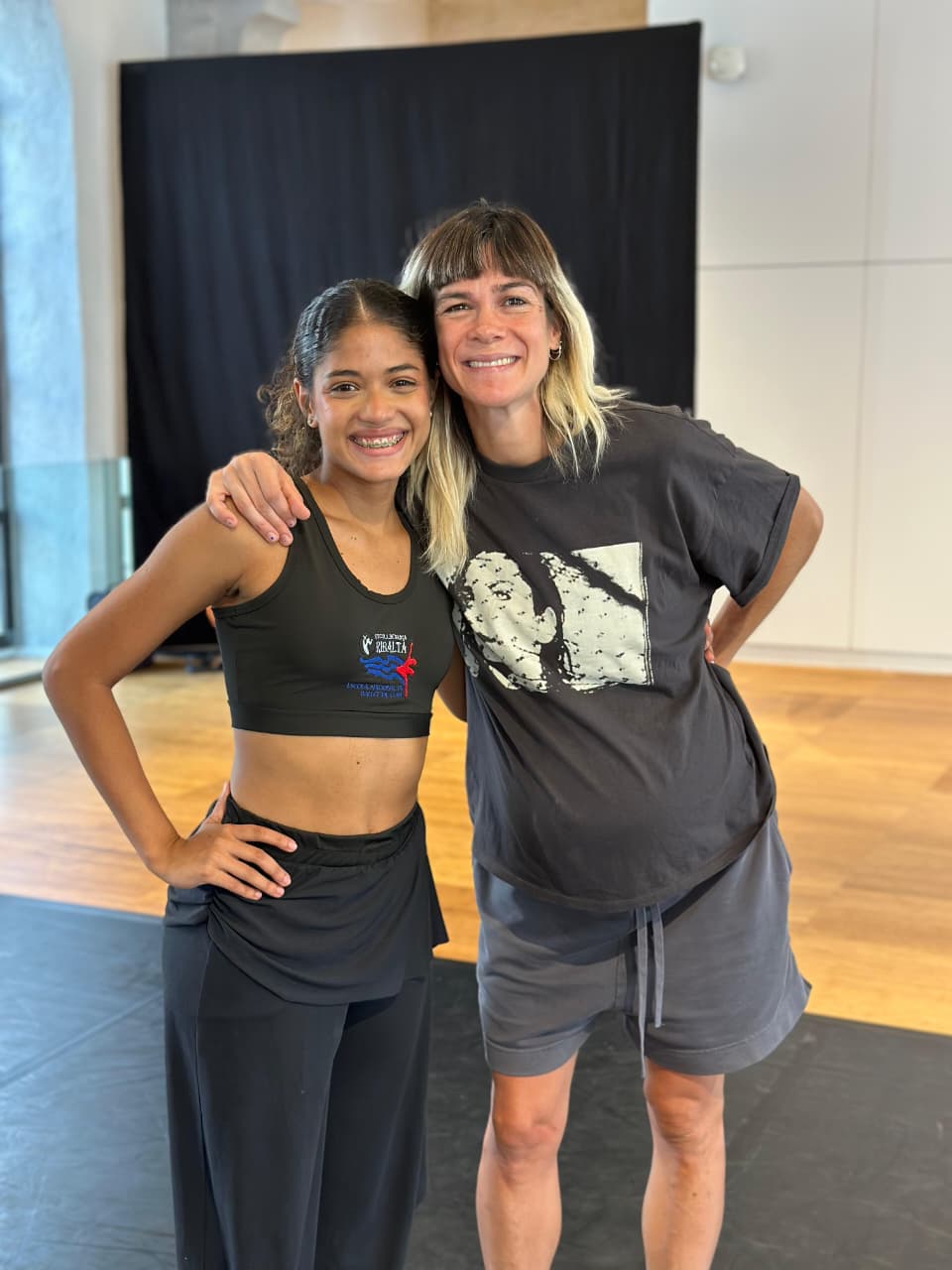 Giulia Nascimento durante workshop com Aina Alegre na Biennale de la Danse de Lyon