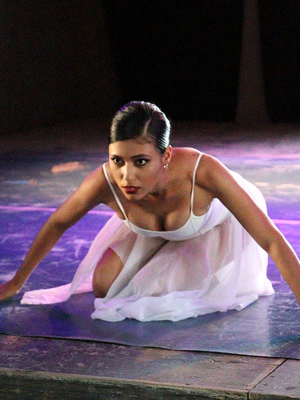 Caroline Cantuária em apresentação de dança